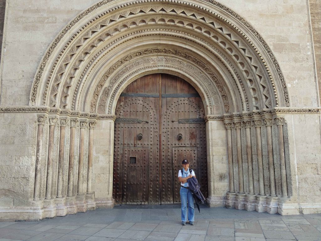 大教堂 Cathedral : 側門是一座13 世紀的 羅馬式 Romanesque 圓形拱門,如今已被封閉
