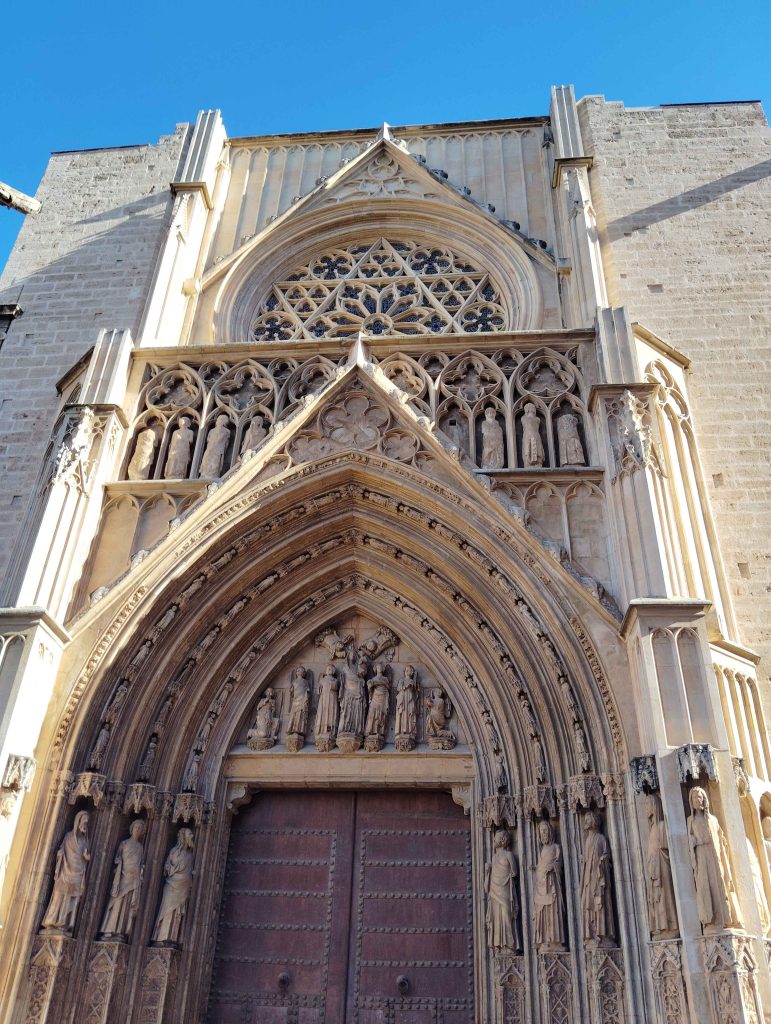 大教堂 Cathedral : 正門是15 世紀的 哥德式 Gothic 尖形拱門