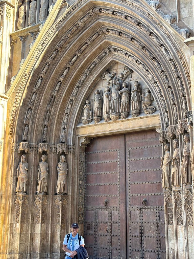大教堂 Cathedral : 正門是15 世紀的 哥德式 Gothic 尖形拱門