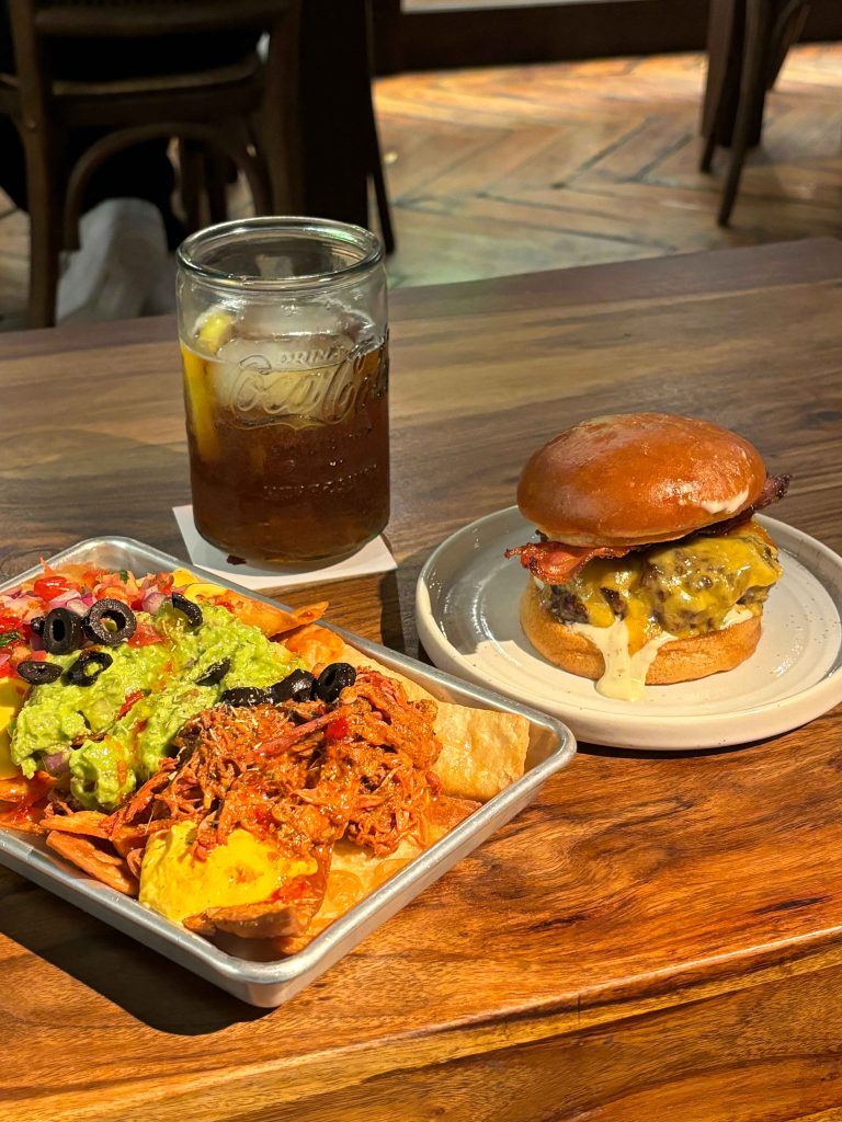 晚餐時,我們在 Hundred Burgers 用餐