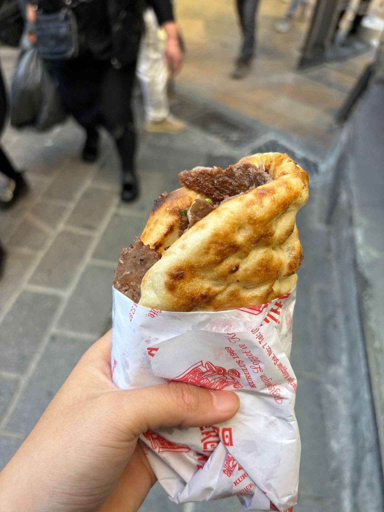 土耳其烤肉串 Turkish Kebab : 搭配的餅也非常特別,是我吃過最好吃的