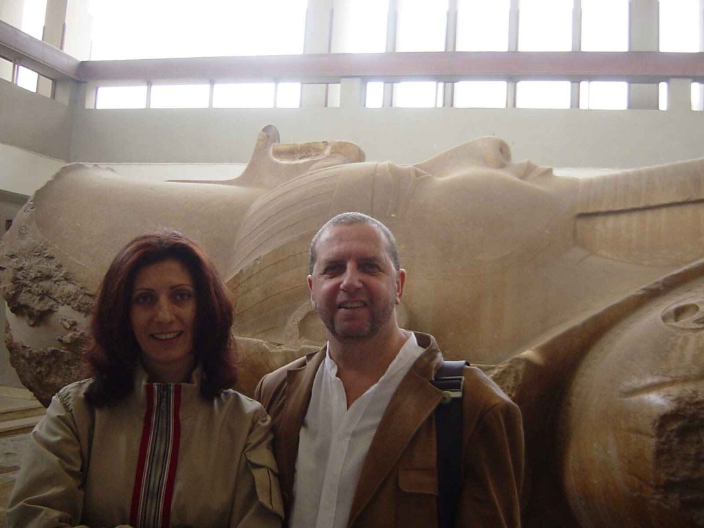 拉美西斯二世 Ramses II 巨像 躺在地上的形式成列於博物館中,照片中與真人對比可以感受到這巨像的龐大 。