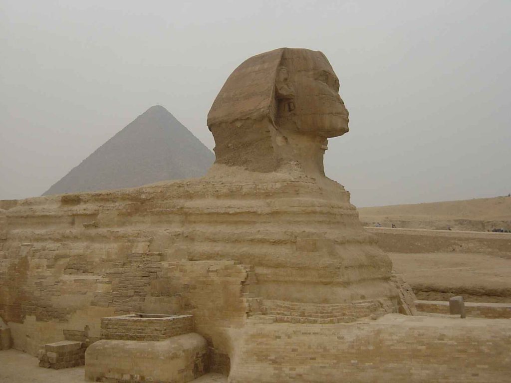 人面獅身像 Sphinx:已知最古老在尼羅河河谷中發現最大的一座的紀念雕像。面向東方太陽昇起之處,象徵著獅子的力量及古埃及最高統治者的智慧和權利。