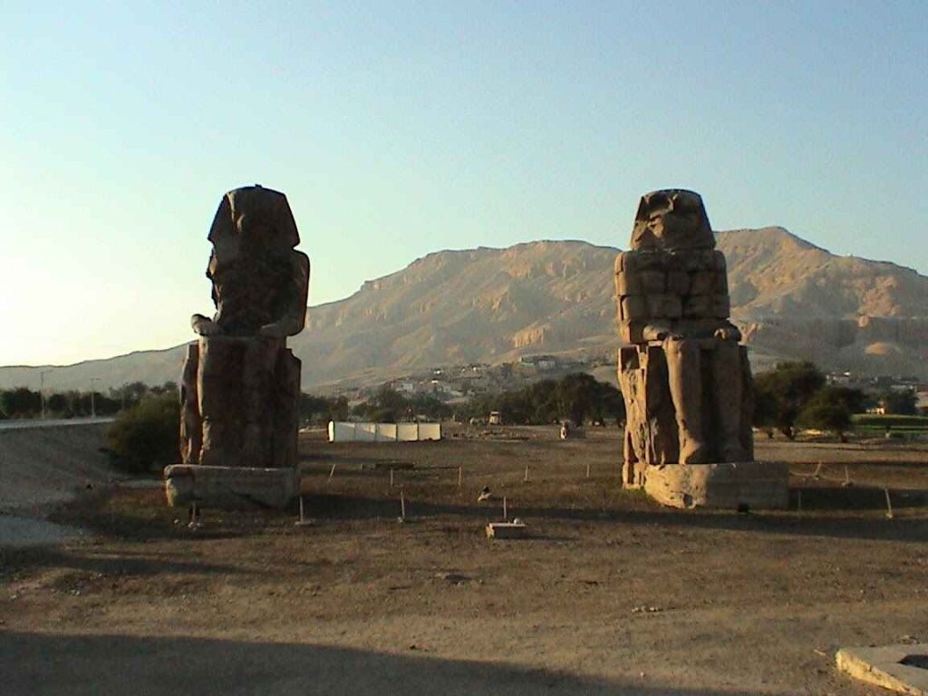 門農巨像 Colossi of Memnon 沉默的守護者 在帝王谷與尼羅河西岸之間的廣闊原野上