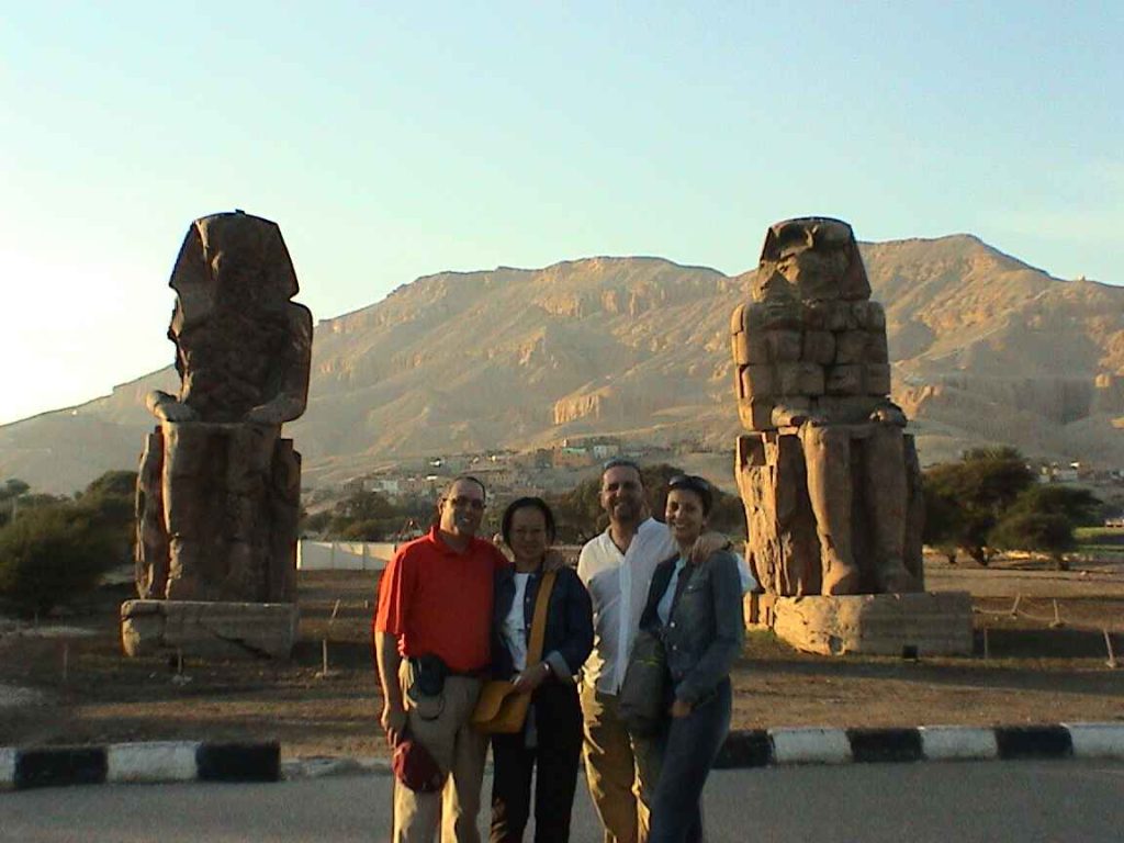 門農巨像 Colossi of Memnon 沉默的守護者 在帝王谷與尼羅河西岸之間的廣闊原野上