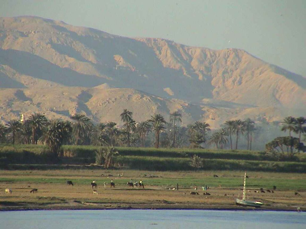 尼羅河帆船 Felucca 體驗 : 黃昏時分,隨風飄蕩於金色波光粼粼的尼羅河上,輕輕搖曳,感受時光靜止的寧靜,人生最愜意的享受之一