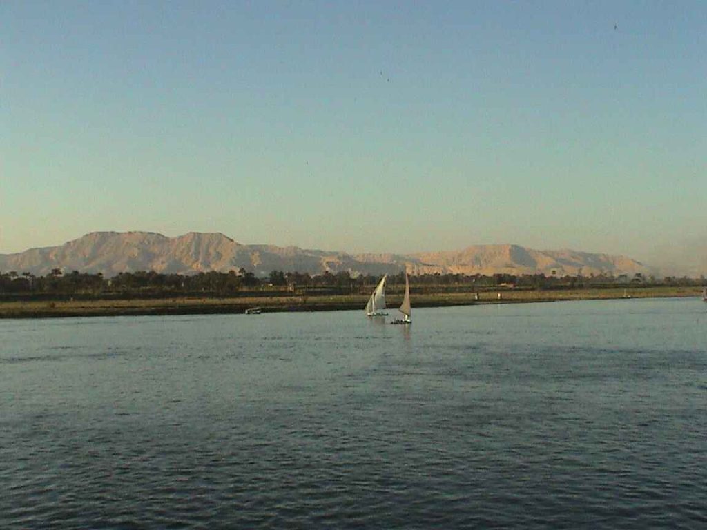 尼羅河帆船 Felucca 體驗 : 黃昏時分,隨風飄蕩於金色波光粼粼的尼羅河上,輕輕搖曳,感受時光靜止的寧靜,人生最愜意的享受之一
