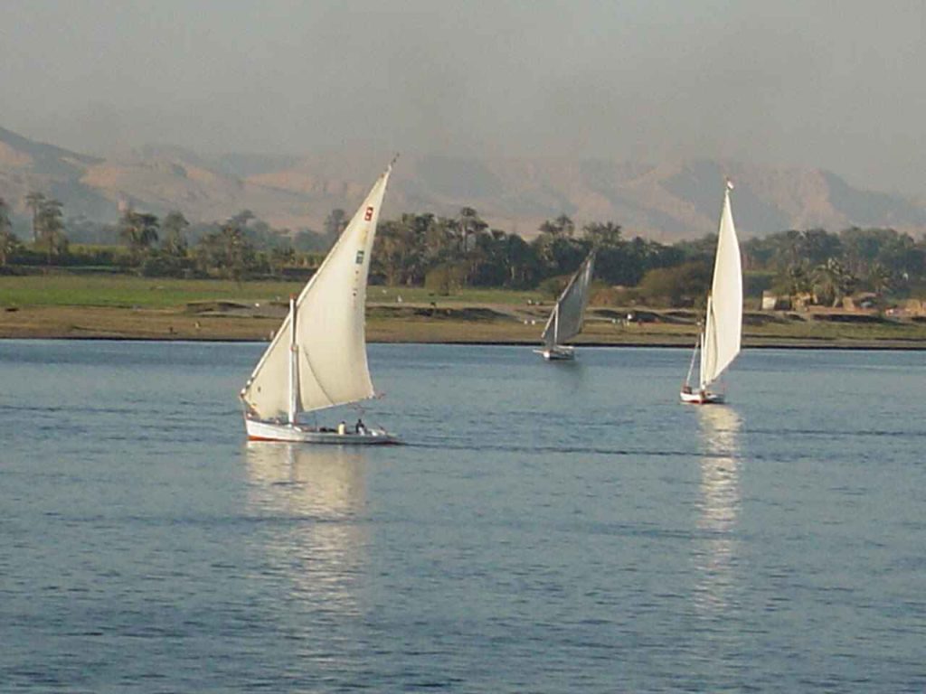 尼羅河帆船 Felucca 體驗 : 黃昏時分,隨風飄蕩於金色波光粼粼的尼羅河上,輕輕搖曳,感受時光靜止的寧靜,人生最愜意的享受之一
