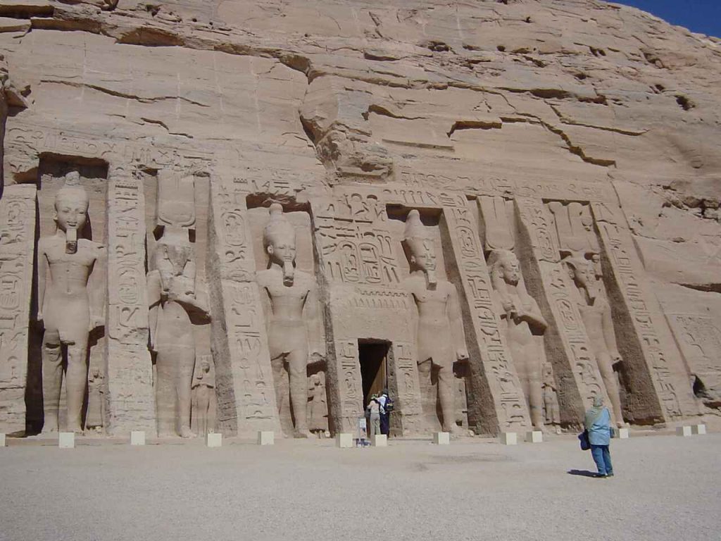 妮菲塔莉神殿 Temple of Nefertari / 哈索爾神殿 : 6 座雕像,4 座是拉美西斯二世,另外 2 座則是化身為哈索爾女神的妮菲塔莉雕像