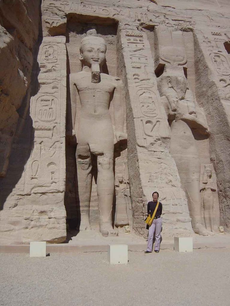 妮菲塔莉神殿 Temple of Nefertari / 哈索爾神殿 : 6 座雕像,4 座是拉美西斯二世,另外 2 座則是化身為哈索爾女神的妮菲塔莉雕像