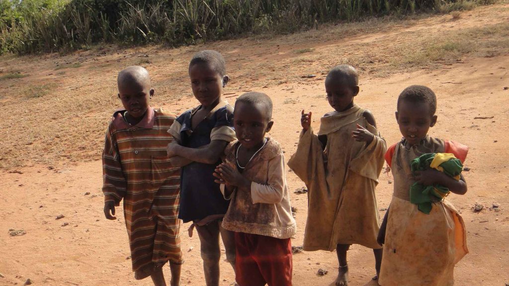 Laikipia 村莊 一群 7、8 歲的孩子興奮地湊過來,天真無邪的笑容讓人心生喜悅