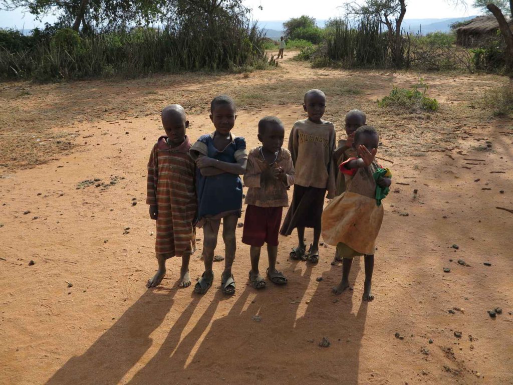 Laikipia 村莊 一群 7、8 歲的孩子興奮地湊過來,天真無邪的笑容讓人心生喜悅