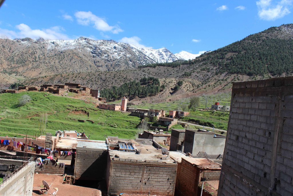 奧里卡山谷 Ourika Valley : 在導遊的邀請下前往小鎮首富家,在陽台上享用午餐