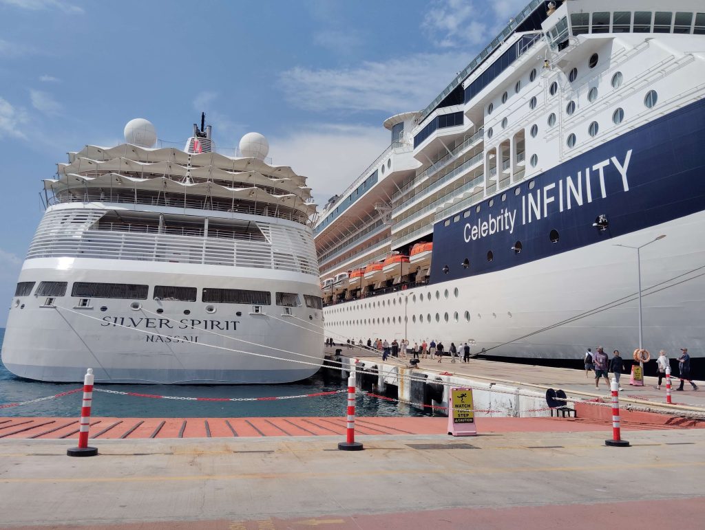 小巫見大巫的 SilverSea 遊輪 600 旅客 停靠在 2500 旅客 Celebrity Infinity