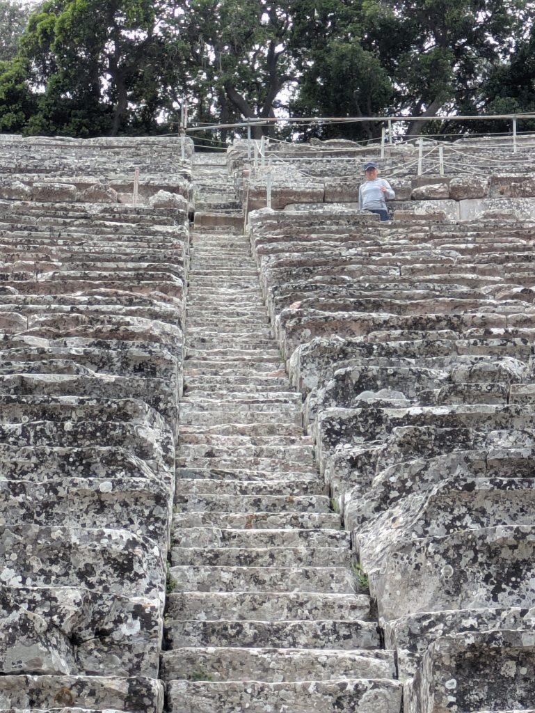邁錫尼文明 Mycenae 的遺跡 : 爬上高聳的希臘式劇場
