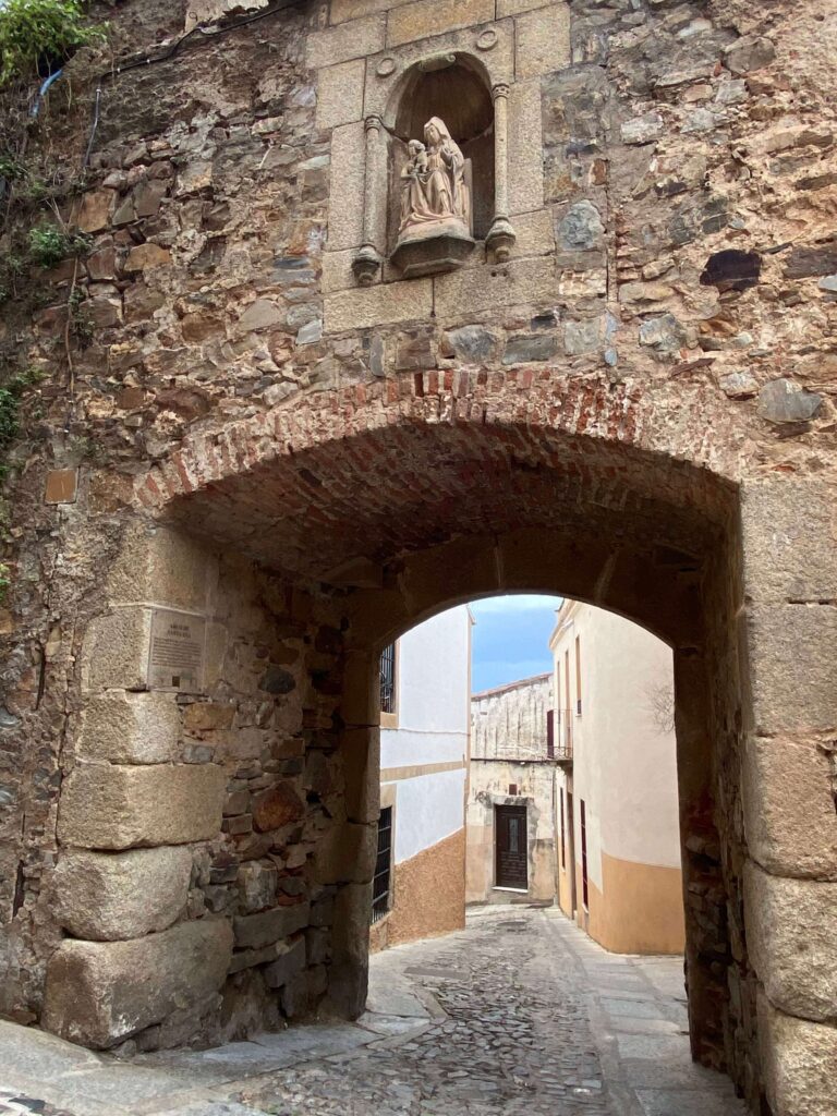 卡塞雷斯 Cáceres 狹窄的石板街道