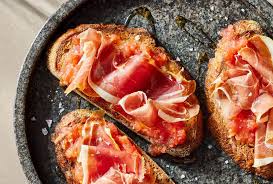 加泰隆尼亞式的番茄麵包配伊比利火腿 Pan con tomate + Jamón Ibérico : 麵包+塗抹熟透多汁的紅番茄+橄欖油 +火腿放在最上層