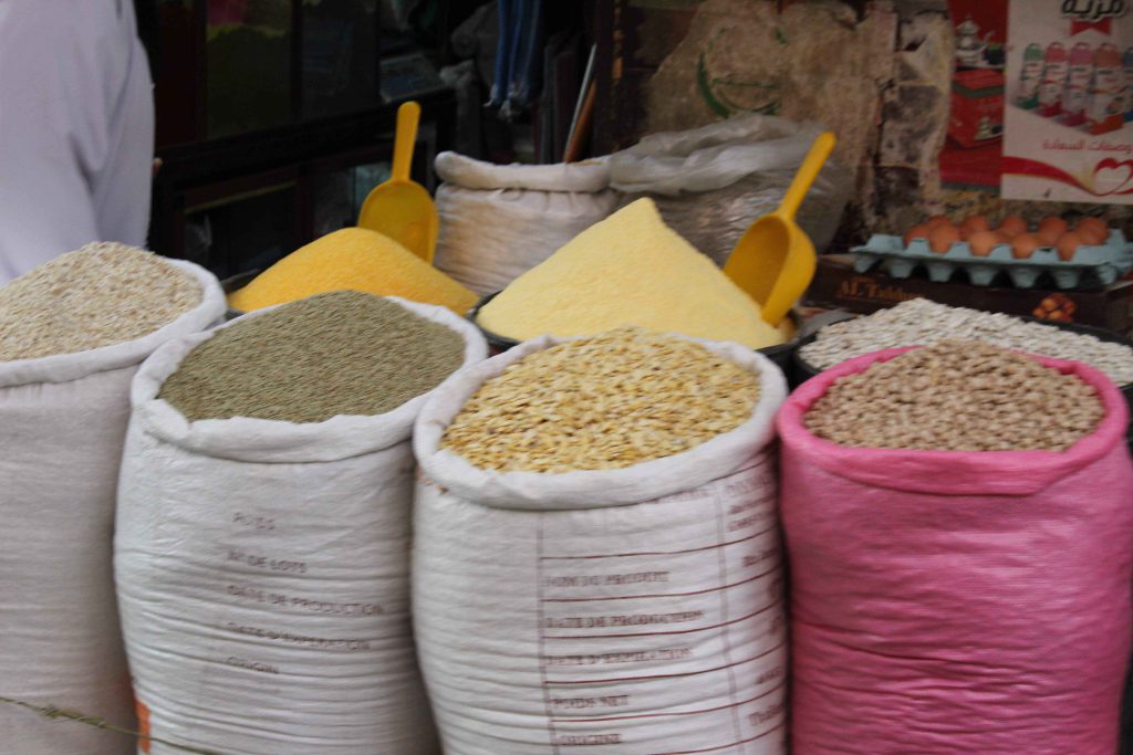 傑馬艾夫納廣場 Jemaa el-Fnaa square 市集中心的乾糧商店