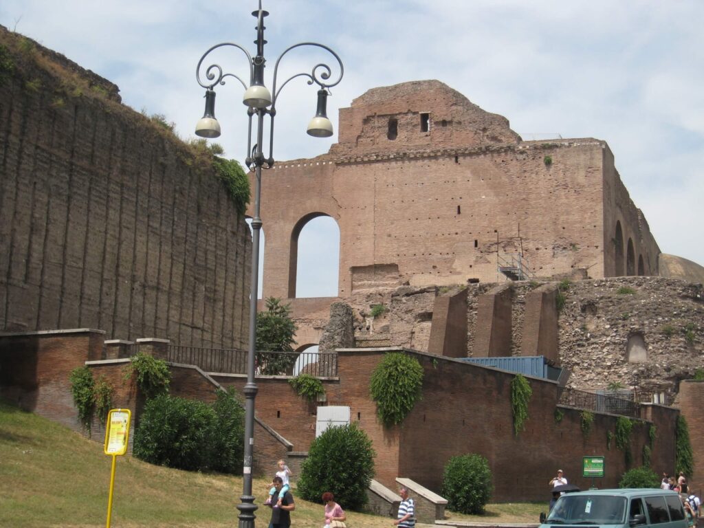 羅馬 : 古羅馬廣場,它是古時代的城市中心,包括一些羅馬最古老與最重要的建築。