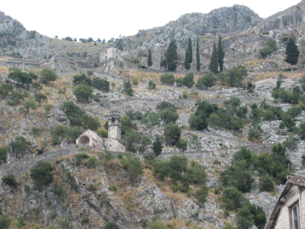 科托爾 Kotor : 科托爾城牆 Kotor City Walls 繞城而建,爬上 聖約翰堡壘 St. John Fortress 的 900 多階石階,可俯瞰科托爾灣全景