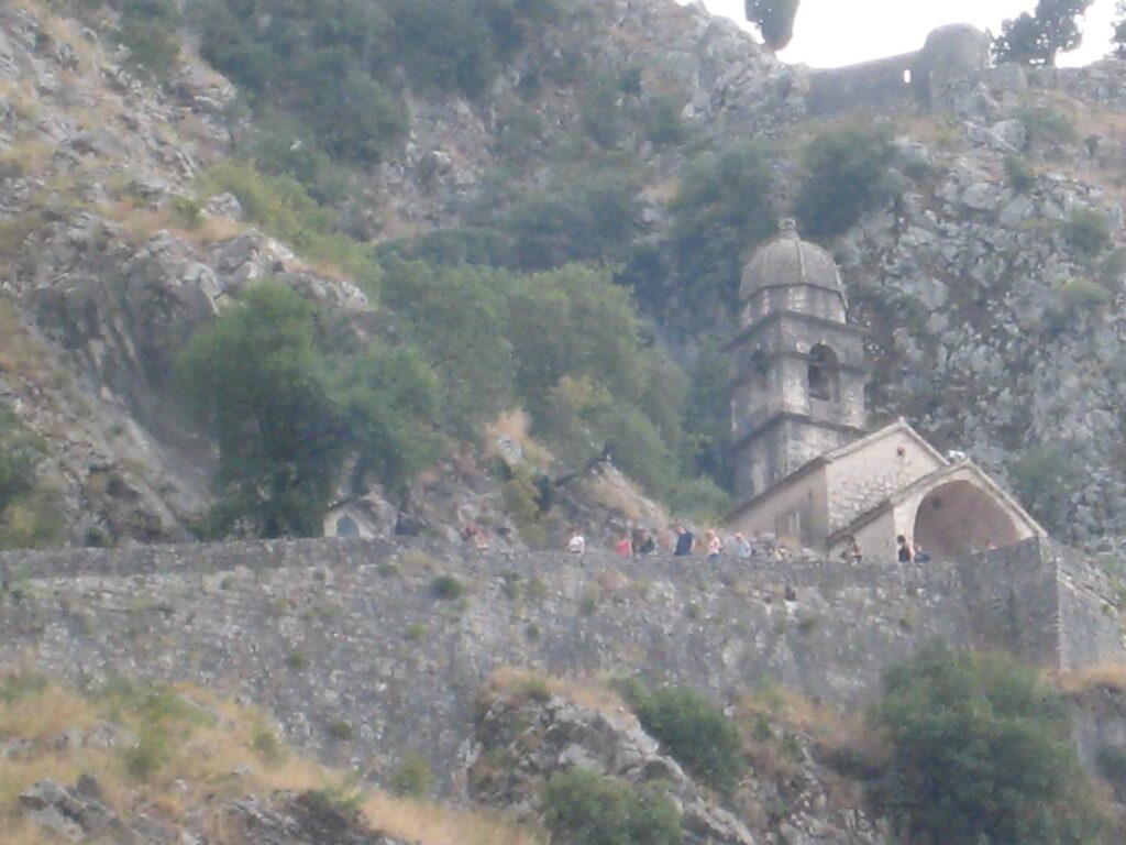 科托爾 Kotor : 科托爾城牆 Kotor City Walls 繞城而建,爬上 聖約翰堡壘 St. John Fortress 的 900 多階石階,可俯瞰科托爾灣全景