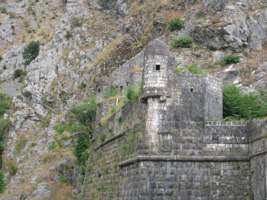 科托爾 Kotor : 科托爾城牆 Kotor City Walls 繞城而建,爬上 聖約翰堡壘 St. John Fortress 的 900 多階石階,可俯瞰科托爾灣全景