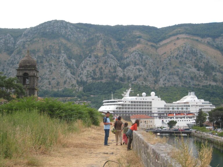 12 天 亞德里海之旅 : 義大利，希臘，黑山共和國，克羅埃西亞. 科托爾 Kotor : 舊城區 古護城 當地居民的必遊景點