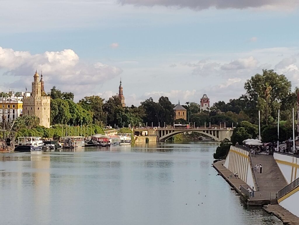 塞維亞 瓜達爾基維爾河 Río Guadalquivir : 是西班牙少數可以讓船隻通行的河流之一連接大西洋