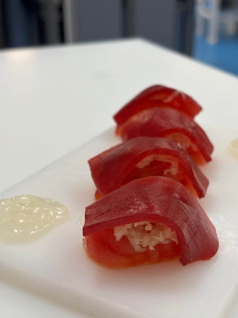 日本番茄 —— 是日本番茄種子在西班牙高山成長 + 鮪魚 + 海藻 = 西班牙式的生魚片。