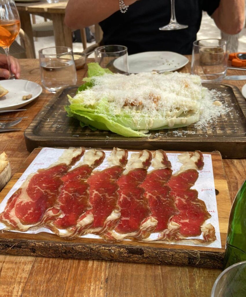 一盤伊比利亞火腿,是 Jondal 餐廳的迎賓佳餚