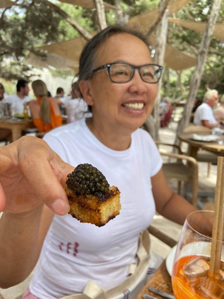一片抹上奶油與魚子醬的烤吐司是 Jondal 的迎賓佳餚