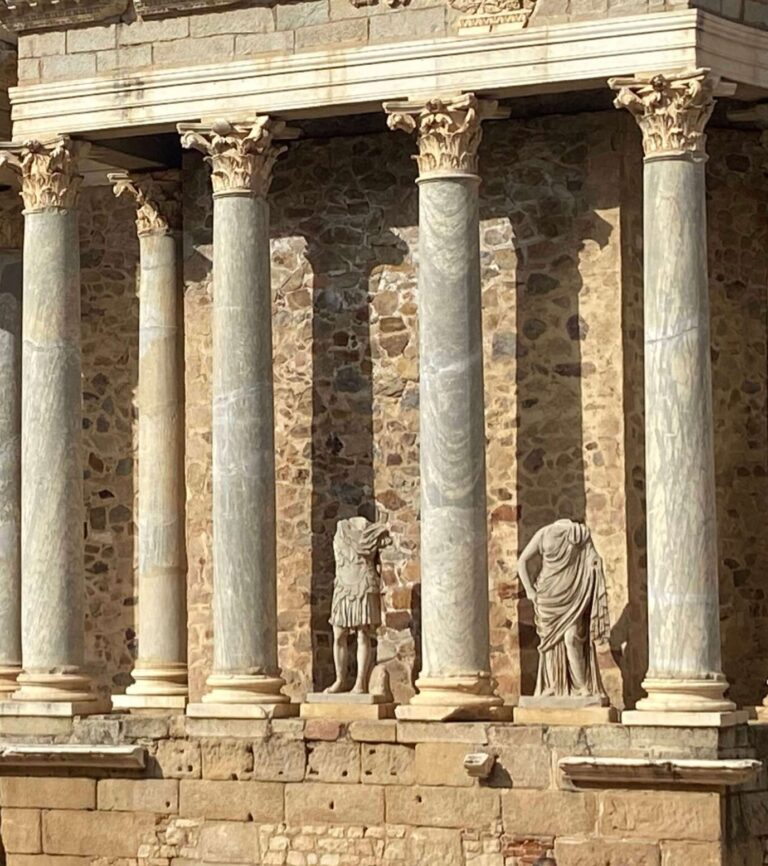 梅里達 Mérida 羅馬劇場 Roman Theatre 所有雕像都沒有頭,是因爲每代帝王會放上自己的頭像來彰顯其權威