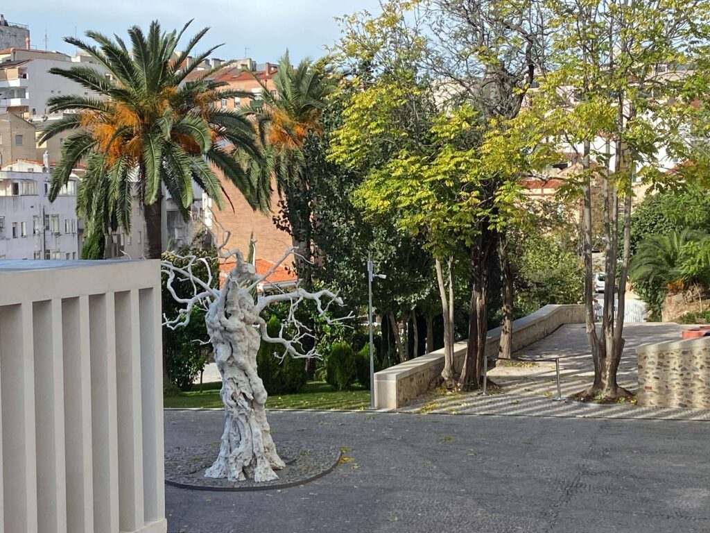 卡塞雷斯 Cáceres 西班牙重要的當代藝術展示空間 — Helga de Alvear 藝術中心