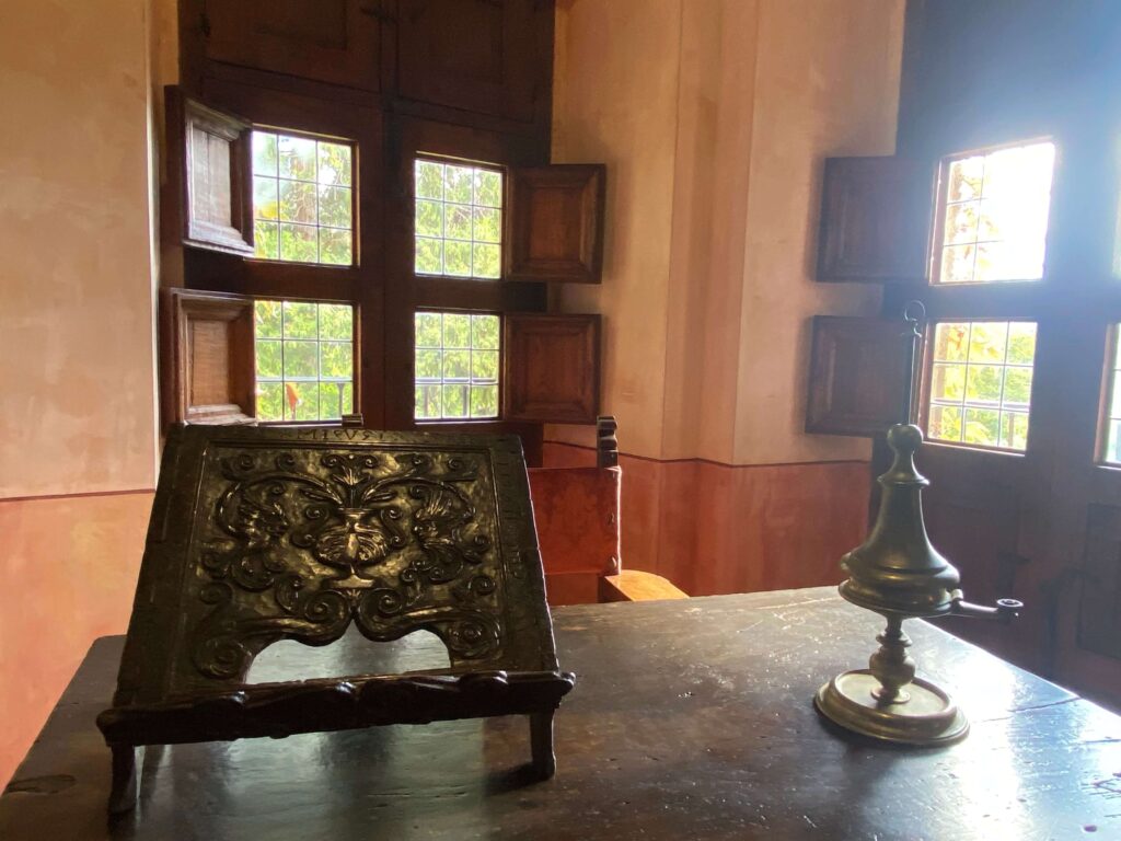 尤斯特修道院 Monasterio de Yuste —— 查理五世退隱之地 書桌