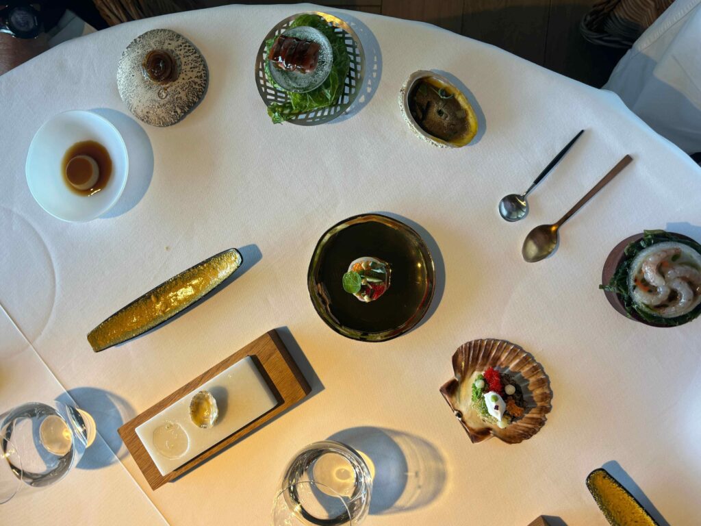 八樣小而精緻的前菜,展現了廚師團隊的創新研發的精神。布丁外表、蟹肉其內,鮪魚海藻如三層肉,海藻的方式展現被西班牙視為珍貴的高級海鮮 佛手,鮮甜的 Costa Brava 的海蝦。樣樣精細,樣樣精彩。