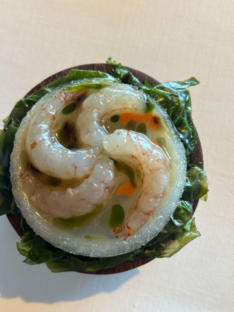 八樣小而精緻的前菜,展現了廚師團隊的創新研發的精神。鮮甜的 Costa Brava 的海蝦