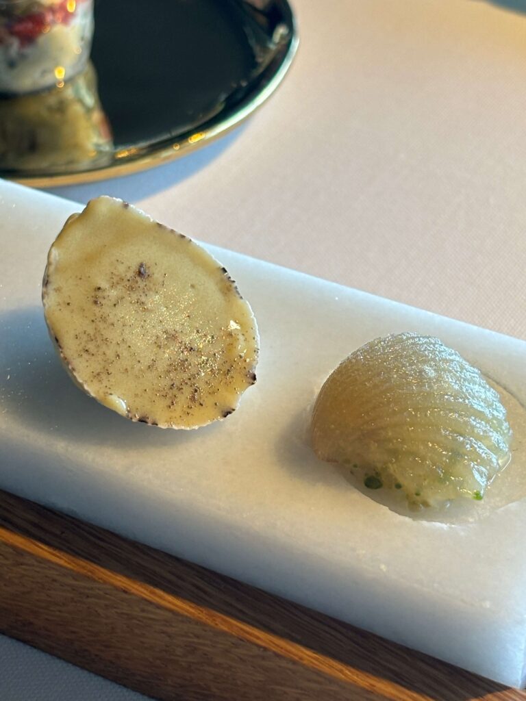 八樣小而精緻的前菜,展現了廚師團隊的創新研發的精神。布丁外表、蟹肉其內,鮪魚海藻如三層肉,海藻的方式展現被西班牙視為珍貴的高級海鮮 佛手,鮮甜的 Costa Brava 的海蝦。樣樣精細,樣樣精彩。