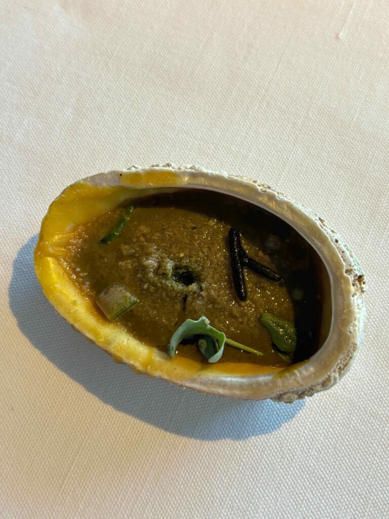 八樣小而精緻的前菜,展現了廚師團隊的創新研發的精神。海藻的方式展現被西班牙視為珍貴的高級海鮮 佛手