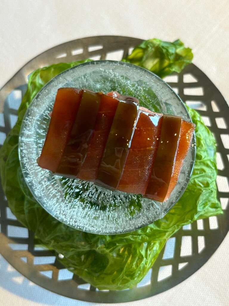 八樣小而精緻的前菜,展現了廚師團隊的創新研發的精神。鮪魚海藻如三層肉